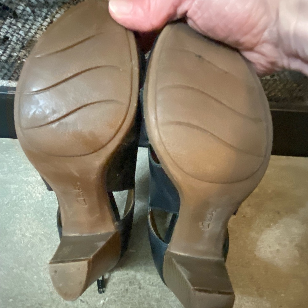 Clarks Chic Black Leather Women's Cutout Heels memory foam size 8 - Picture 8 of 10
